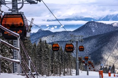 Jasna, Slovakya - 31 Ocak 2016: Cable car kış dağlarda. Kayak Merkezi Jasna, Slovakya. 