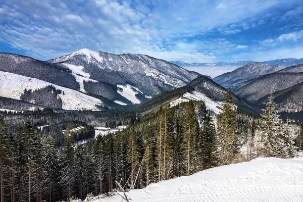 Inverno paisagem montanhosa, resort Yasna, Tatras, Eslováquia . — Fotografia de Stock
