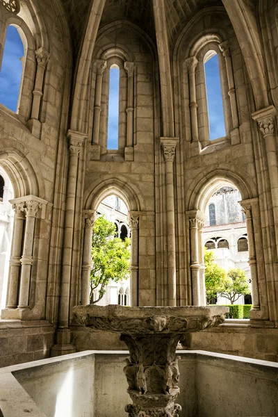 Fontaine v Alcobaca klášteře je středověký římský — Stock fotografie