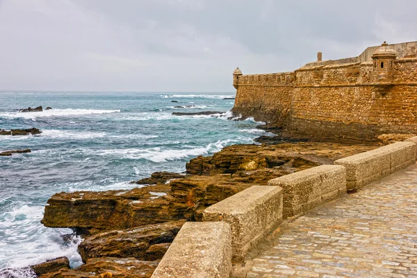 Пляж Кадис, крепость Сан-Себастьян, Испания — стоковое фото