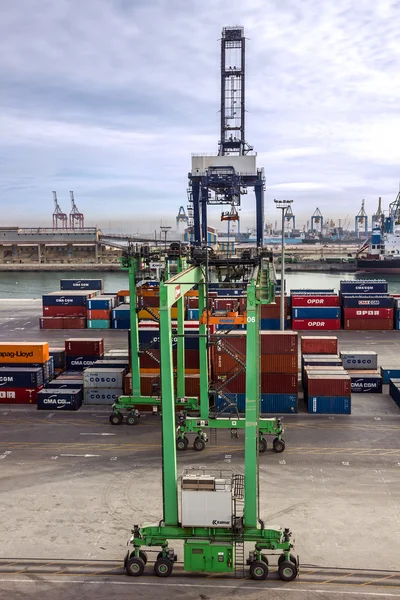 CASABLANCA, MARRUECOS - 21 AGO 2016: Terminal de contenedores en el puerto marítimo de Casablanca, Marruecos — Foto de Stock
