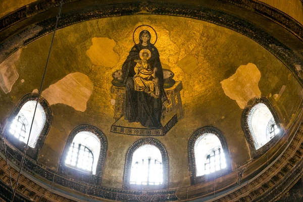 Istanbul, Turkiet - 21 Aug 2016: Ikon av Jungfru Maria i inre av Hagia Sofia i Istanbul — Stockfoto