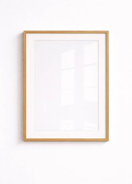 Boş Çerçeve Model Beyaz Duvarda Doğal Işıkla İzole Edildi
