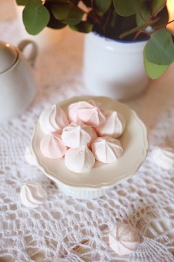 Çay saati. Diyet tatlı beyaz ve pembe marshmallow ile öğle yemeği