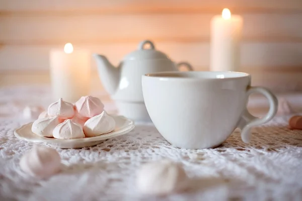 Theetijd. Lunch met hete thee en dieet nagerecht witte en roze mar — Stockfoto