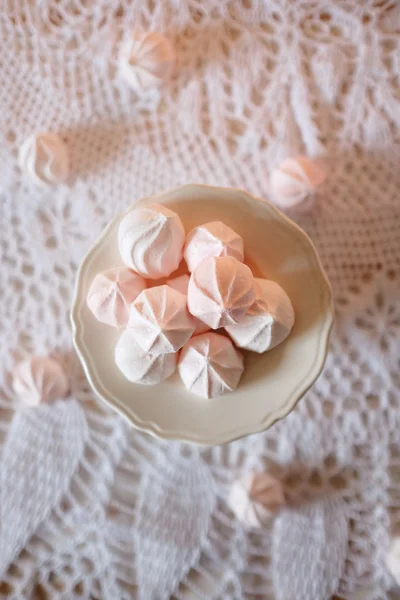 Hora del té. Almuerzo con postre dietético malvaviscos blancos y rosados —  Fotos de Stock