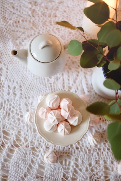 Theetijd. Lunch met hete thee en dieet nagerecht witte en roze mar — Stockfoto