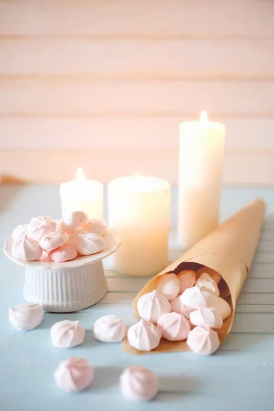 Dessert à base de protéines. Guimauves blanches et roses en cône de papier — Photo