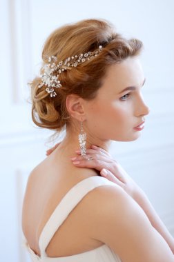 Gelin saç ve makyaj. Genç kadın giyiyor Asası.