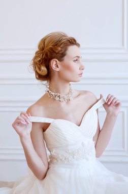 Genç yetişkin beyaz sarı gelin beyaz elbise