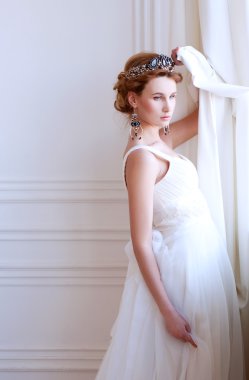 Güzel boncuklu başlığın giyen güzel Kraliyet gelini