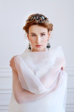 Güzel boncuklu başlığın giyen güzel Kraliyet gelini