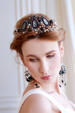 Güzel boncuklu başlığın giyen güzel Kraliyet gelini