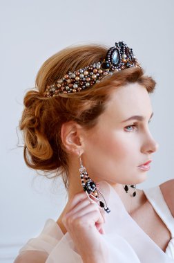 Güzel boncuklu başlığın giyen güzel Kraliyet gelini