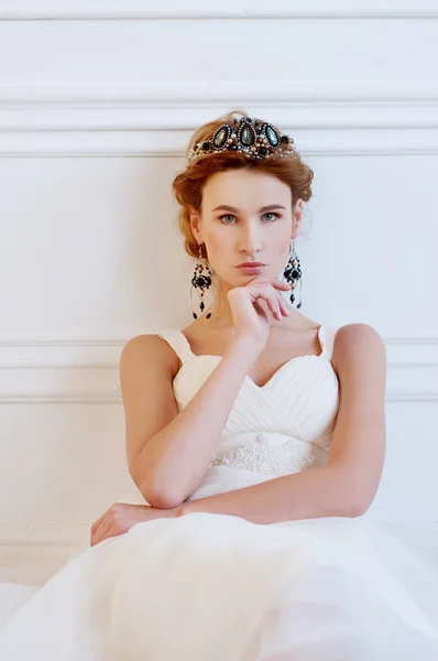 Bella sposa reale indossando splendido copricapo perline — Foto Stock