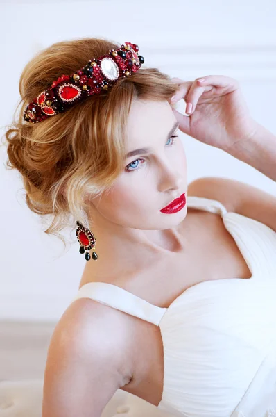 Bella sposa reale indossando splendido copricapo perline — Foto Stock