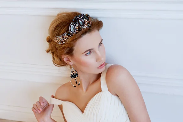 Vackraste kungliga bruden bär vackra pärlstav headpiece — Stockfoto
