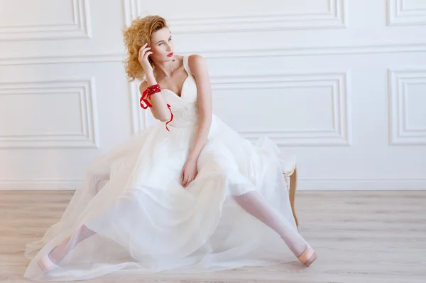 Bella sposa bionda con labbra rosse provocatorie — Foto Stock