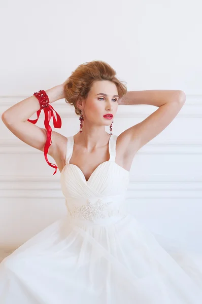 Bella sposa bionda con labbra rosse provocatorie — Foto Stock