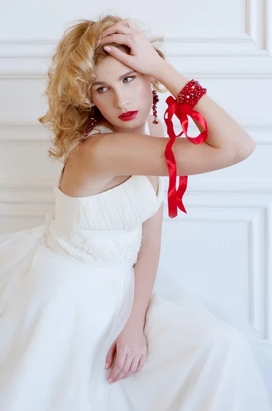 Piękne blond panna młoda z prowokacyjne czerwone usta — Zdjęcie stockowe