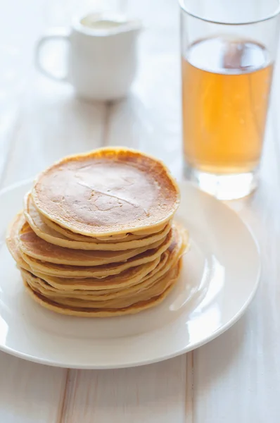 Легкий завтрак Свежие блины на белой тарелке при утреннем свете — стоковое фото
