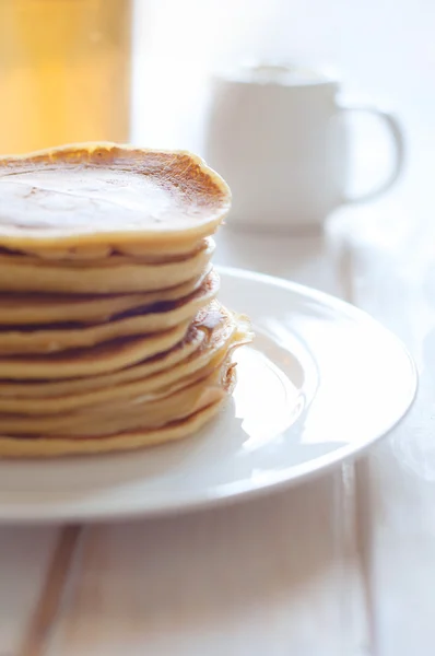 Desayuno ligero. Panqueques frescos en plato blanco a la luz de la mañana — Foto de Stock