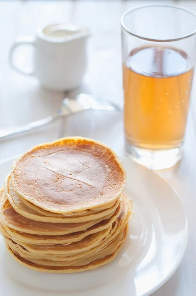 Leichtes Frühstück. frische Pfannkuchen auf weißem Teller im Morgenlicht — Stockfoto