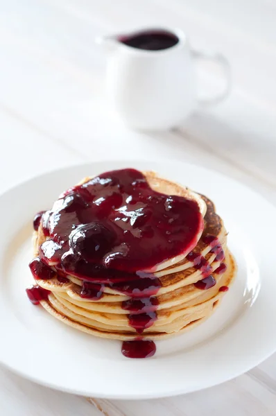 Desayuno ligero. Panqueques frescos en plato blanco con mermelada de bayas — Foto de Stock