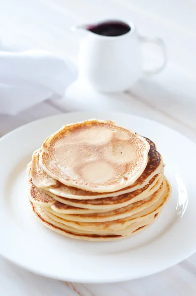 Desayuno ligero. Panqueques frescos en plato blanco con mermelada de bayas — Foto de Stock