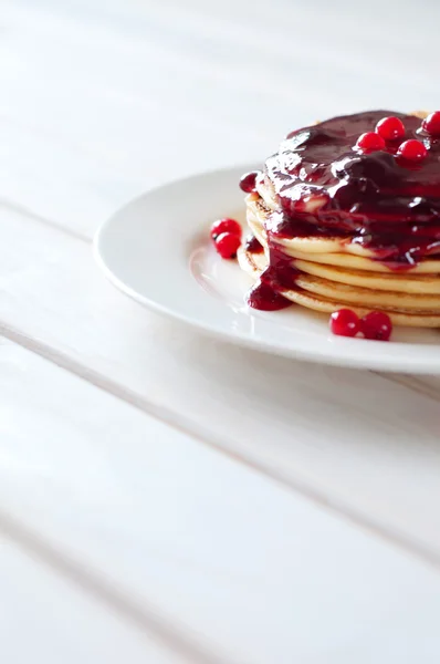 Leichtes Frühstück. frische Pfannkuchen auf weißem Teller mit Beerenmarmelade — Stockfoto