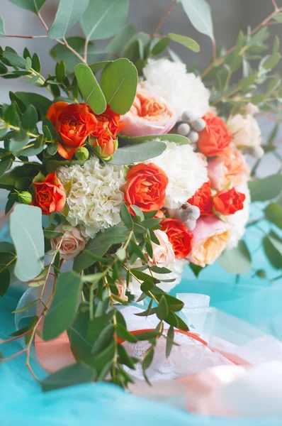 Belo buquê de noiva feito de flores brancas e laranja — Fotografia de Stock