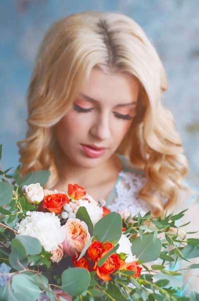 Encantadora joven rubia sosteniendo flores frescas —  Fotos de Stock