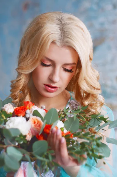 Charming young blond woman holding fresh flowers — Φωτογραφία Αρχείου