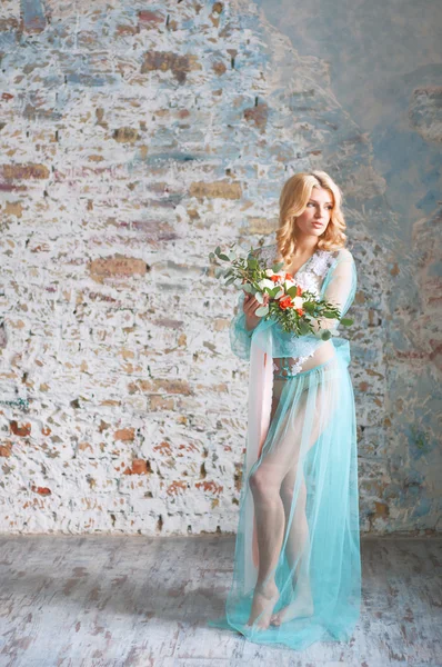 Encantadora jovem loira segurando flores frescas — Fotografia de Stock