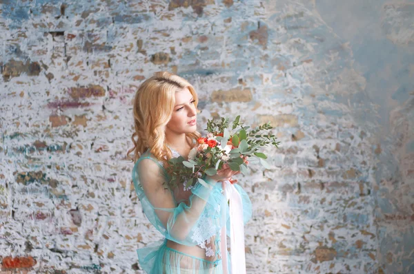 Encantadora jovem loira segurando flores frescas — Fotografia de Stock