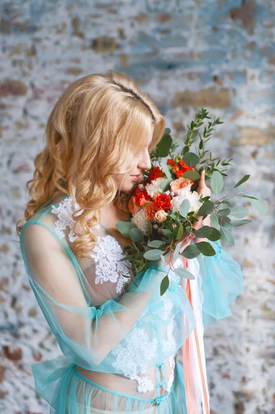 Charming young blond woman holding fresh flowers — 스톡 사진