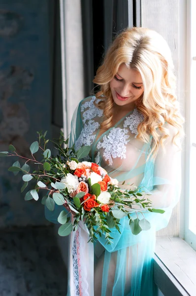 Encantadora jovem loira segurando flores frescas — Fotografia de Stock