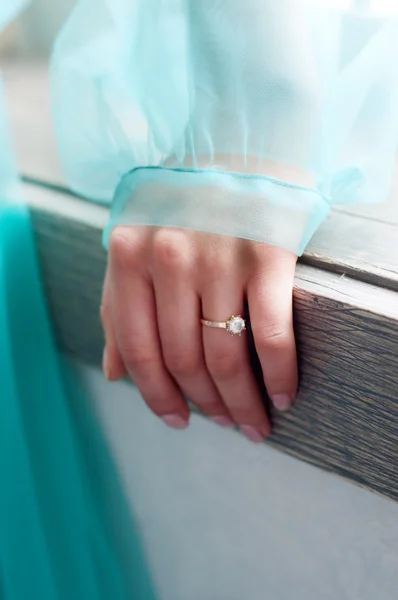 Női kéz gyémánt eljegyzési gyűrű öltözött átlátszó — Stock Fotó