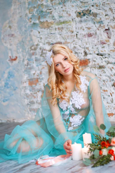 Charming young blond woman holding fresh flowers — 스톡 사진