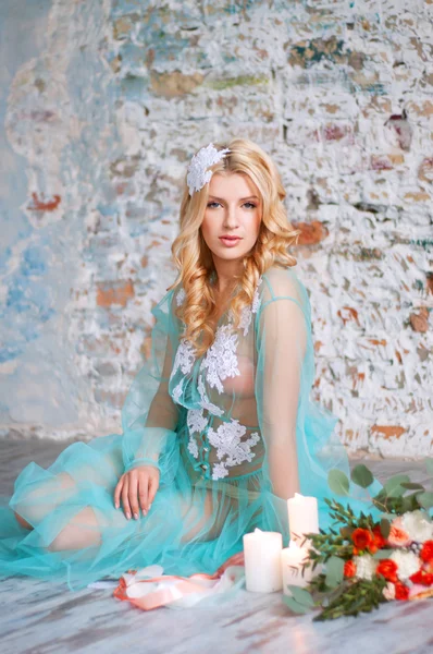 Charming young blond woman holding fresh flowers — Stockfoto