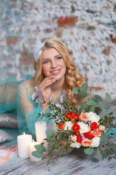 Charming young blond woman holding fresh flowers — Stock Photo, Image