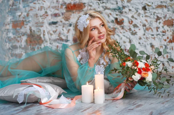 Charming young blond woman holding fresh flowers — Stockfoto