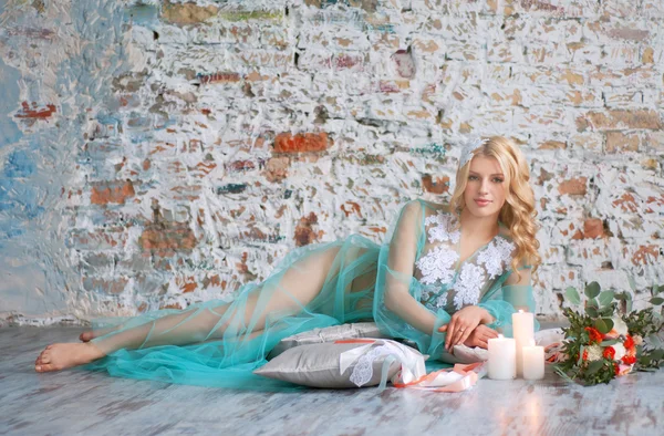 Charming young blond woman holding fresh flowers — Stock Photo, Image