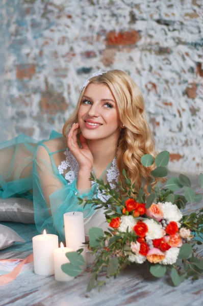 Charming young blond woman holding fresh flowers — Stock Photo, Image