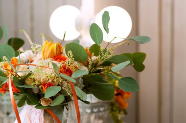 Bahar çiçekleri. Karanfil ve Lale ile turuncu buket.