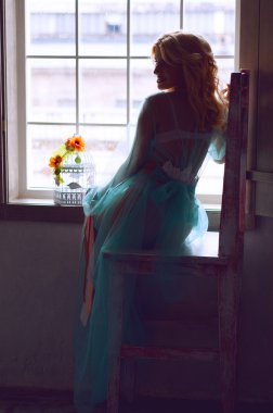 Sarışın kadın sevimli gülümseyen gelin sabah boudoir