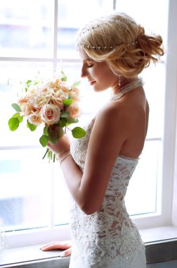 Sevimli sarışın gelin pencerenin onun damat için bekliyor 