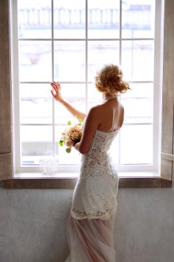 Sevimli sarışın gelin pencerenin onun damat için bekliyor