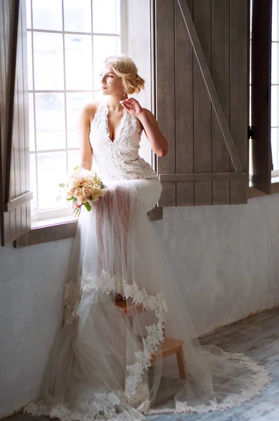 매력적인 금발 신부 그녀의 신랑을 기다리는 창 근처 — 스톡 사진