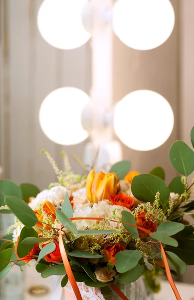 Frühlingsblumen. Orangenstrauß mit Nelken und Tulpen. — Stockfoto